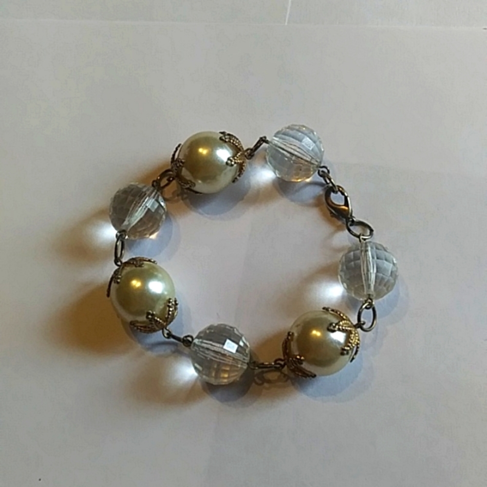 Vintage looking bracelet faux pearl & clear faceted acrylic beads goldtone